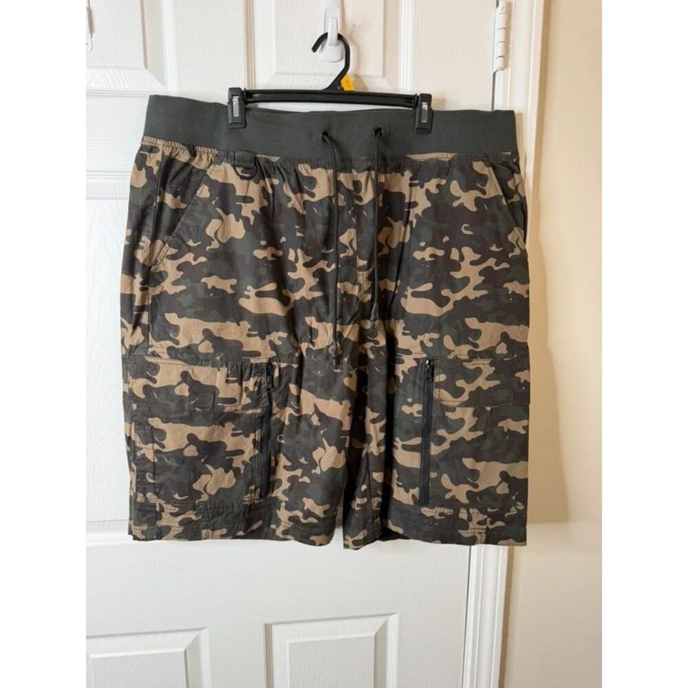 Men’s cargo shorts. Size: 3XL